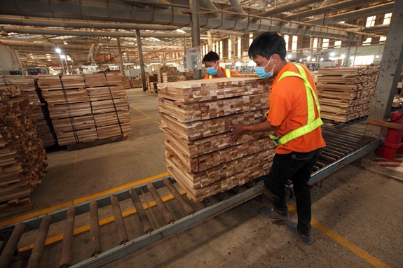 Sản xuất chế biến đồ gỗ xuất khẩu tại một doanh nghiệp ở TP Hồ Chí Minh.